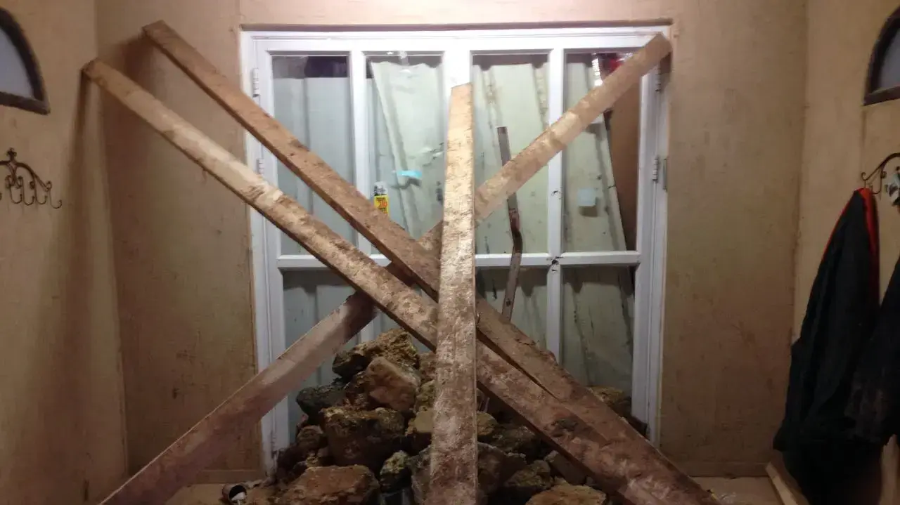 בית הכנסת בו מתבצרים עשרות מתנגדים לפינוי עמונה בבוקר לאחר שפונו כל התושבים הגרים במאחז, 2 בפברואר 2017 בית הכנסת בו מתבצרים עשרות מתנגדים לפינוי עמונה בבוקר לאחר שפונו כל התושבים הגרים במאחז, 2 בפברואר 2017
