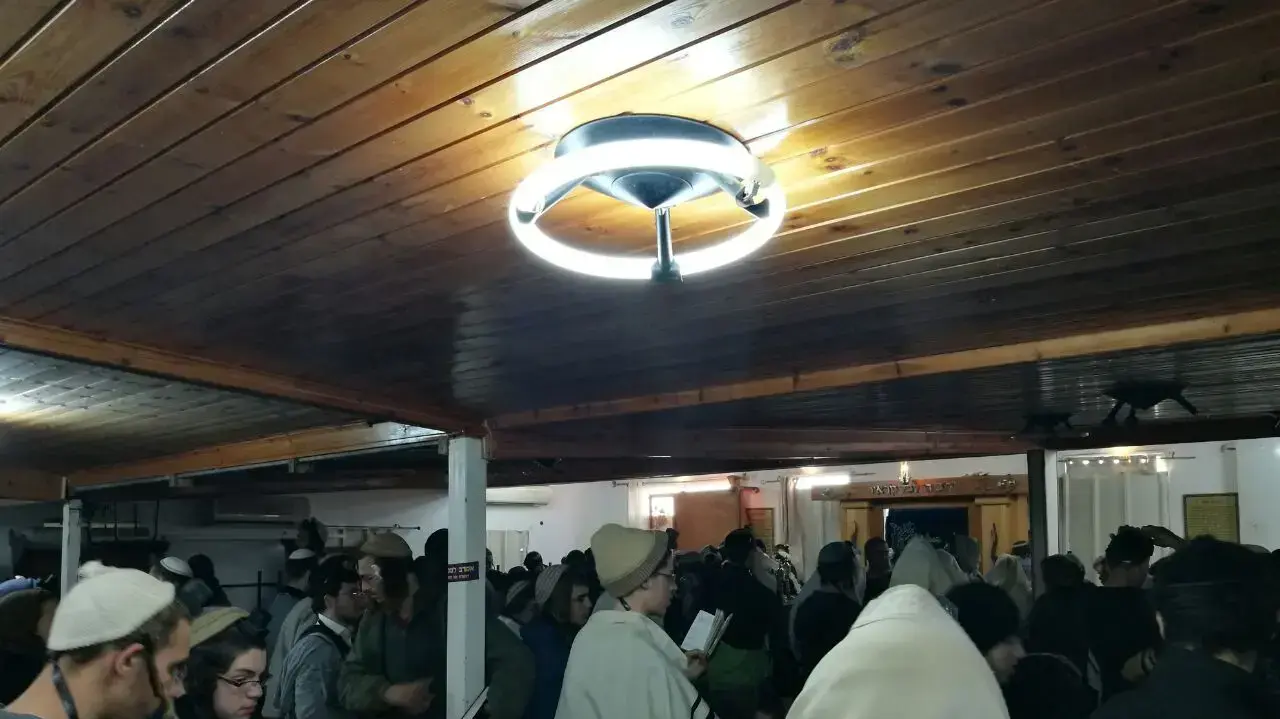 בית הכנסת בו מתבצרים עשרות מתנגדים לפינוי עמונה בבוקר לאחר שפונו כל התושבים הגרים במאחז, 2 בפברואר 2017 בית הכנסת בו מתבצרים עשרות מתנגדים לפינוי עמונה בבוקר לאחר שפונו כל התושבים הגרים במאחז, 2 בפברואר 2017