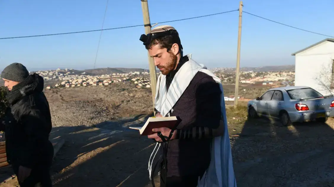 מתנגדים אחרונים לפינוי עמונה מסתובבים במאחז בוקר לאחד שמרבית התושבים פונו, 2 בפברואר 2017 מתנגדים אחרונים לפינוי עמונה מסתובבים במאחז בוקר לאחד שמרבית התושבים פונו, 2 בפברואר 2017