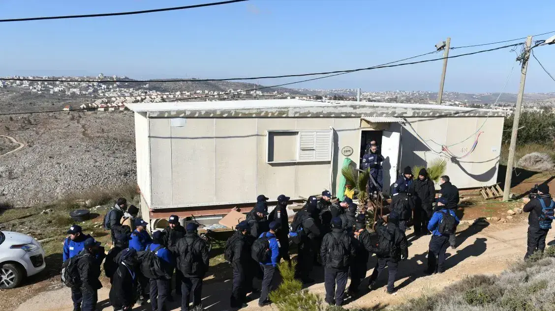 שוטרים בדרכם לפנות בית בו מתבצרים מתנגדי פינוי המאחז עמונה, 2 בפברואר 2017 שוטרים בדרכם לפנות בית בו מתבצרים מתנגדי פינוי המאחז עמונה, 2 בפברואר 2017