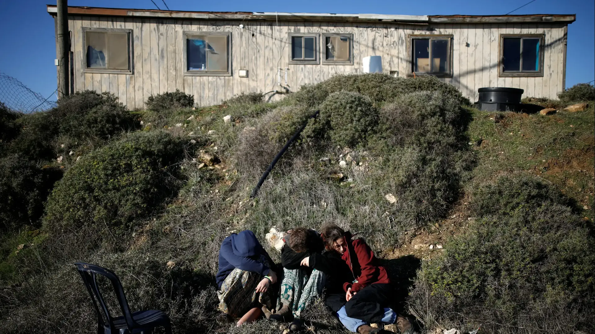 נערות במאחז עמונה ביום השני לפינויו, 2 בפברואר 2017 נערות במאחז עמונה ביום השני לפינויו, 2 בפברואר 2017