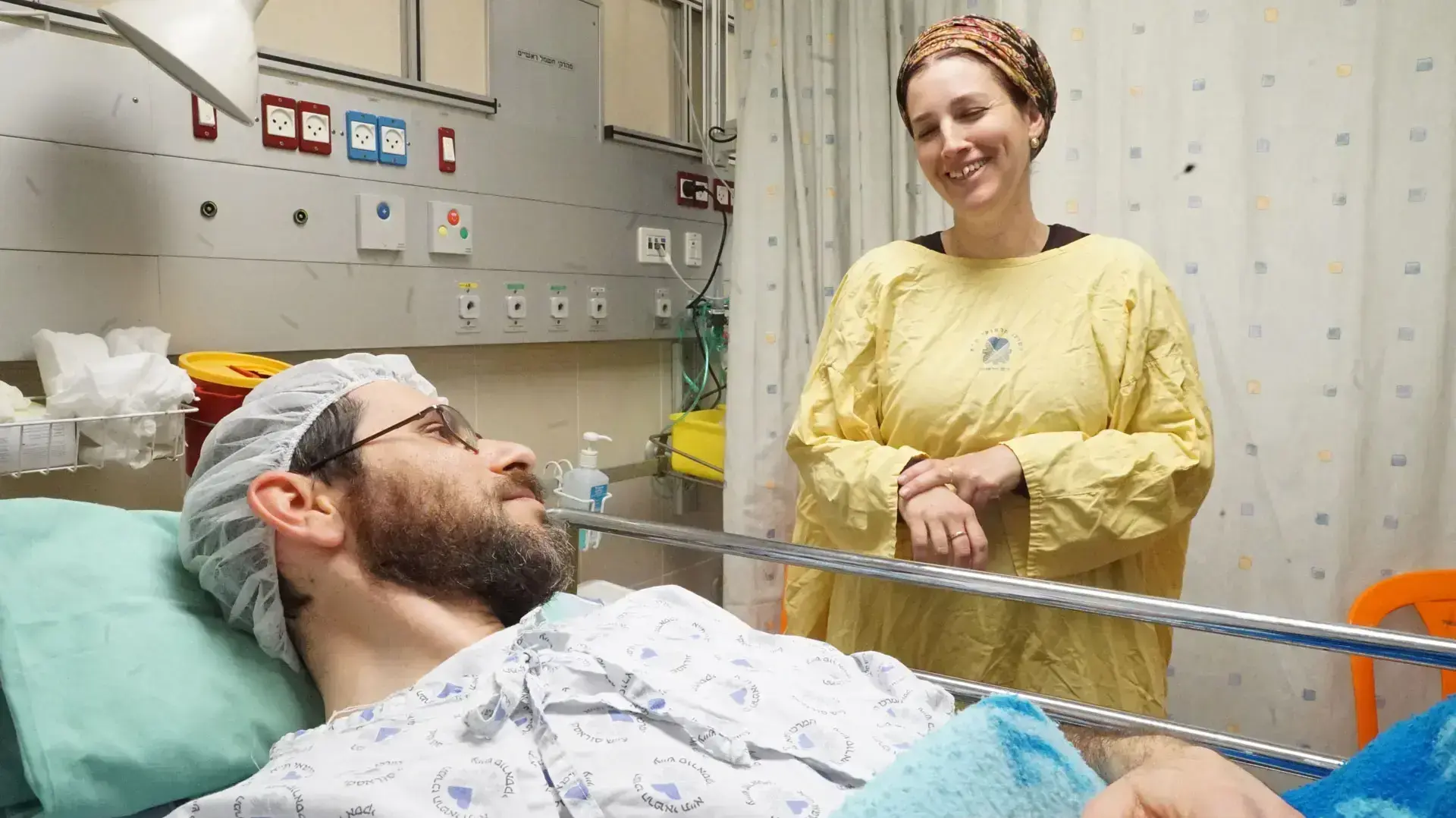 אורית ומאיר בראלי ביום ניתוח תרומת כליה של מאיר בבית חולים איכילוב, ינואר 2017 אורית ומאיר בראלי ביום ניתוח תרומת כליה של מאיר בבית חולים איכילוב, ינואר 2017
