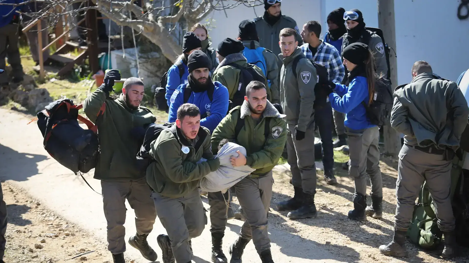 שוטרים מפנים בית בו מתבצרים מתנגדי פינוי המאחז עמונה, 2 בפברואר 2017 שוטרים מפנים בית בו מתבצרים מתנגדי פינוי המאחז עמונה, 2 בפברואר 2017
