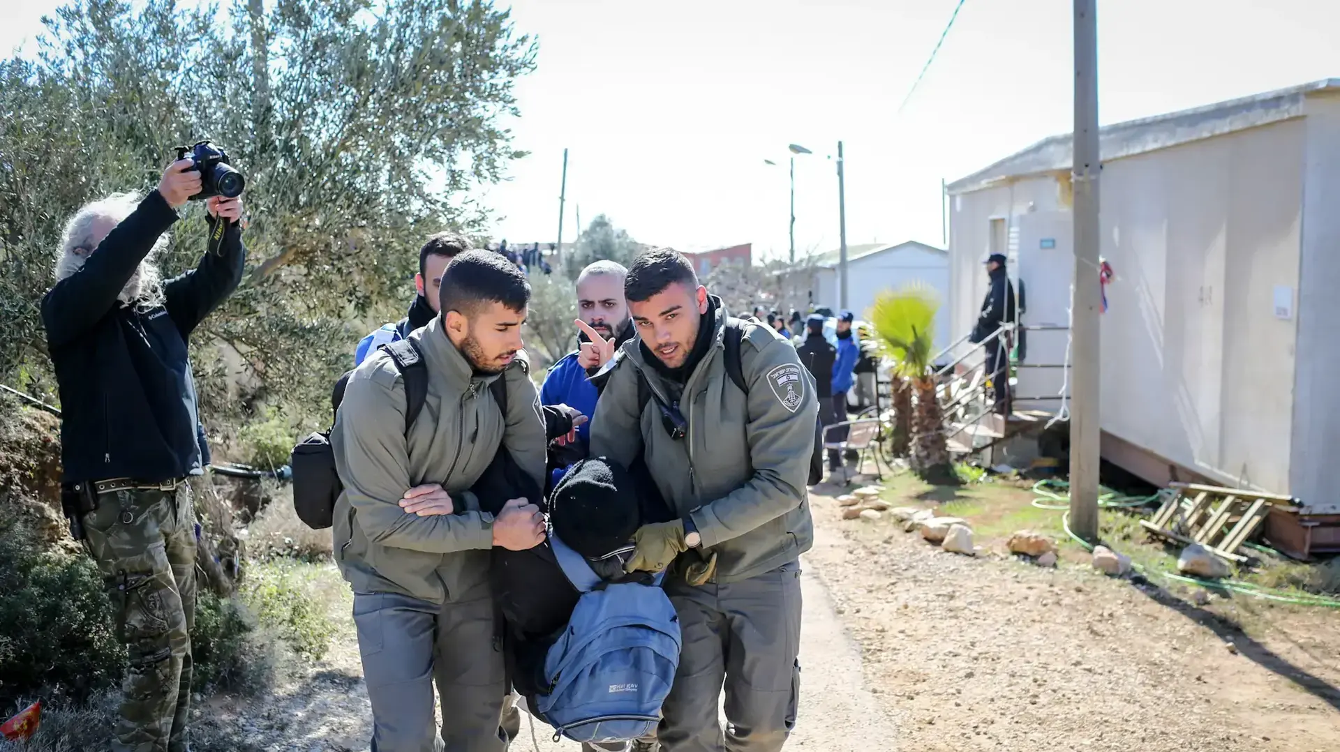 שוטרים מפנים בית בו מתבצרים מתנגדי פינוי המאחז עמונה, 2 בפברואר 2017 שוטרים מפנים בית בו מתבצרים מתנגדי פינוי המאחז עמונה, 2 בפברואר 2017