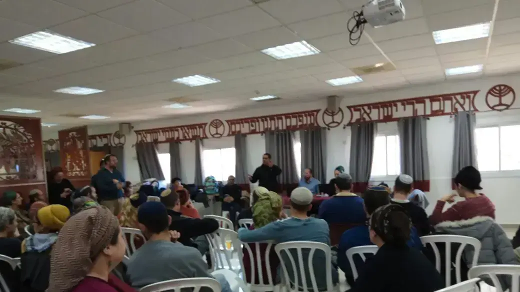 תדרוך נציגי משרד הביטחון למפוני עמונה לפניי העברת הציוד והריהוט שנותרו בבתים, מדרשת עפרה , 2 בפברואר 2017 תדרוך נציגי משרד הביטחון למפוני עמונה לפניי העברת הציוד והריהוט שנותרו בבתים, מדרשת עפרה , 2 בפברואר 2017