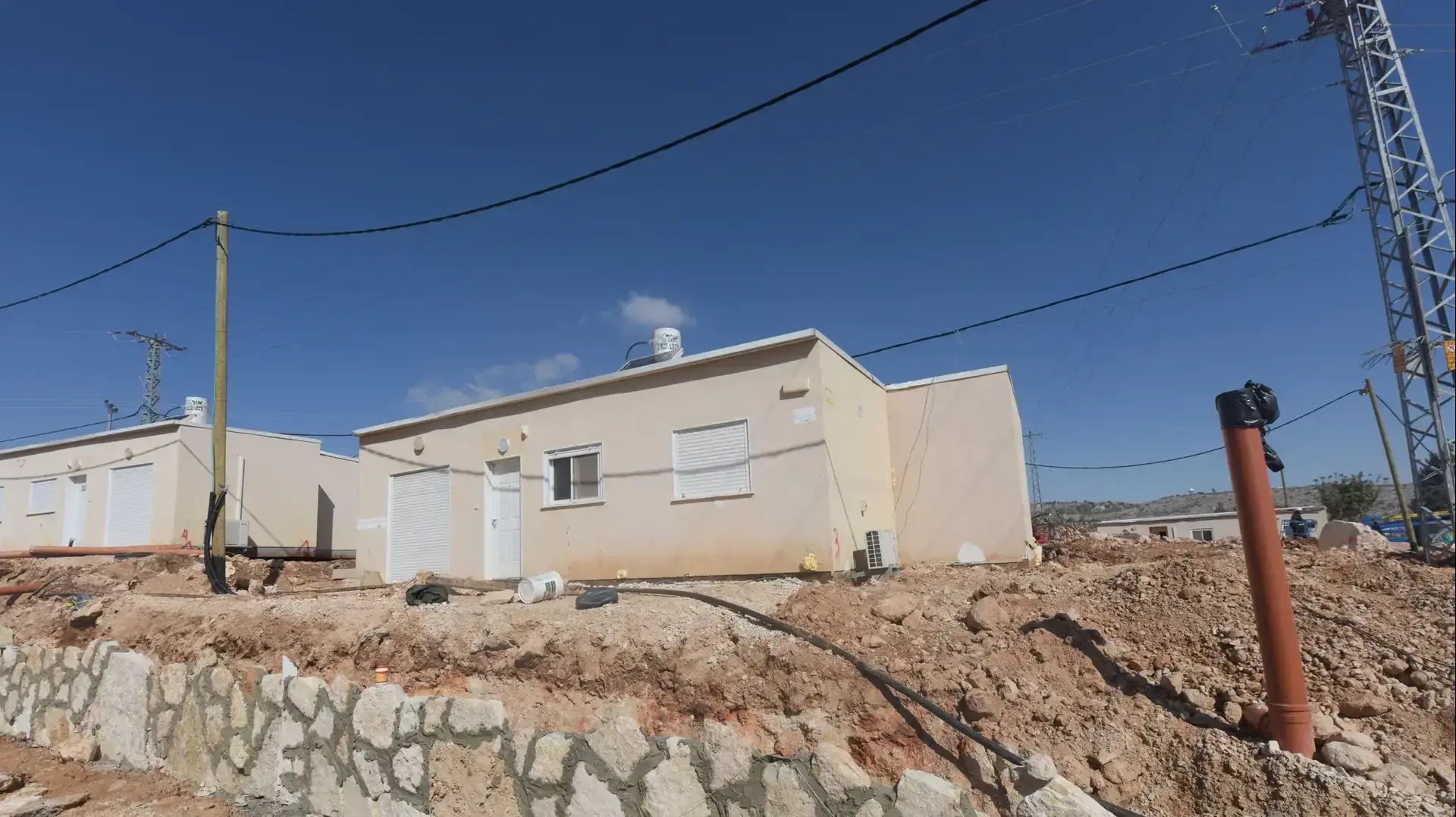 קרוואנים בהתנחלות עפרה המיועדים למפוני המאחז עמונה, 2 בפברואר 2017 קרוואנים בהתנחלות עפרה המיועדים למפוני המאחז עמונה, 2 בפברואר 2017