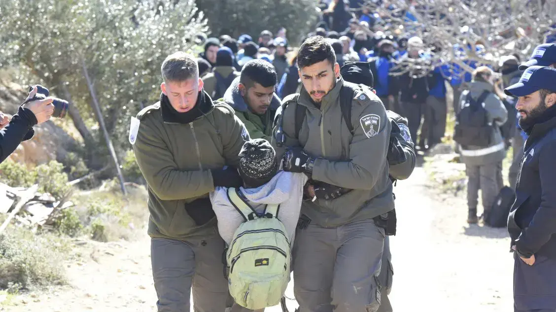 שוטרים מפנים בית בו מתבצרים מתנגדי פינוי המאחז עמונה, 2 בפברואר 2017 שוטרים מפנים בית בו מתבצרים מתנגדי פינוי המאחז עמונה, 2 בפברואר 2017