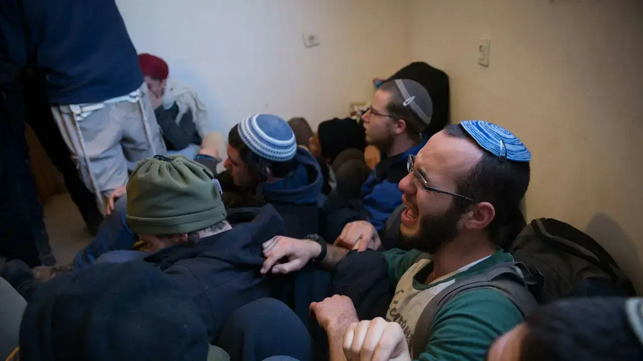 שוטרים מפנים בית בו מתבצרים מתנגדי פינוי המאחז עמונה, 2 בפברואר 2017 שוטרים מפנים בית בו מתבצרים מתנגדי פינוי המאחז עמונה, 2 בפברואר 2017