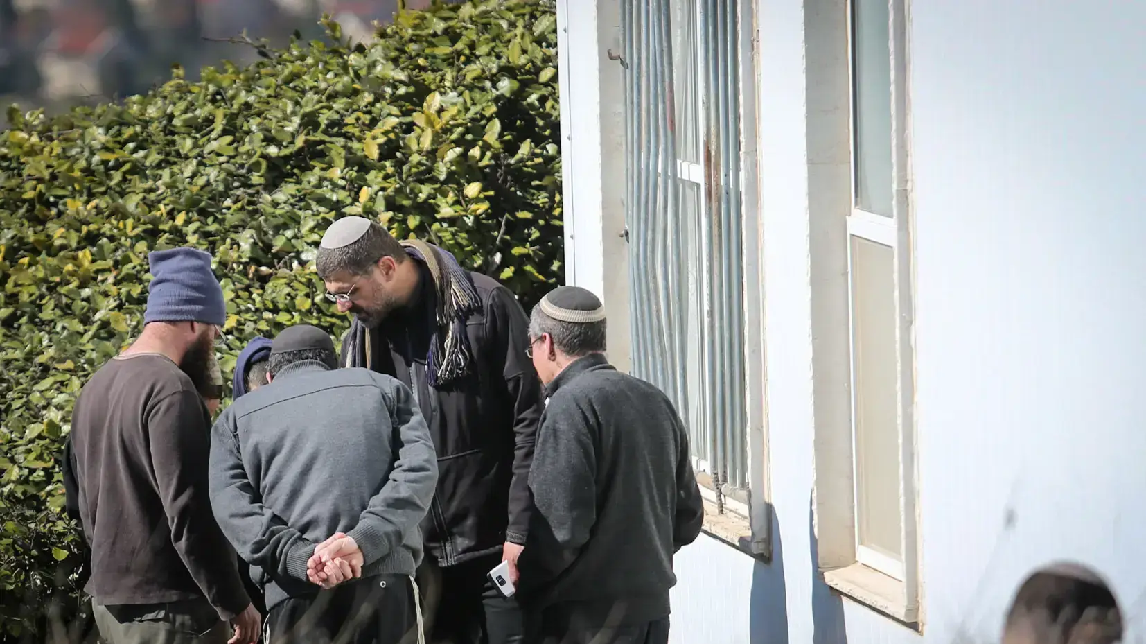 יו"ר מטה המאבק של עמונה אביחי בוארון ובכירי עמונה אחרים מאזינים להקלטה של הרב דב ליאור שמנסה לשכנע אותם להתפנות מרצון, 2 בפברואר 2017 יו"ר מטה המאבק של עמונה אביחי בוארון ובכירי עמונה אחרים מאזינים להקלטה של הרב דב ליאור שמנסה לשכנע אותם להתפנות מרצון, 2 בפברואר 2017