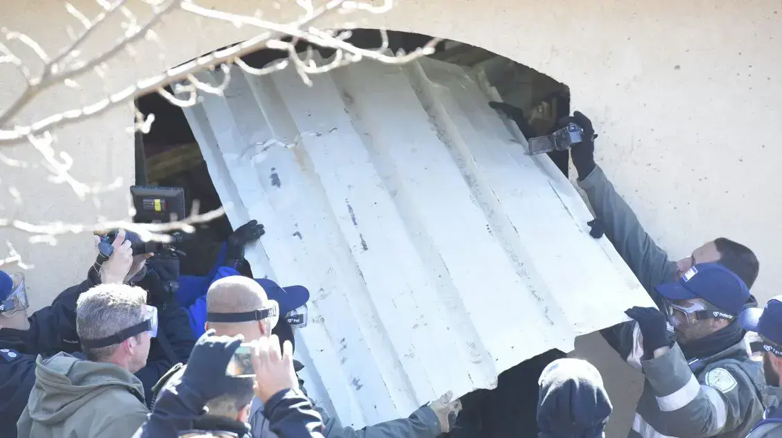 שוטרים לקראת כניסה לתוך בית הכנסת בו מתבצרים מתנגדי פינוי המאחז עמונה, 2 בפברואר 2017 שוטרים לקראת כניסה לתוך בית הכנסת בו מתבצרים מתנגדי פינוי המאחז עמונה, 2 בפברואר 2017