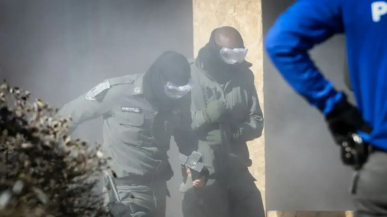 שוטרים פורצים לבית הכנסת בו מתבצרים מתנגדי פינוי המאחז עמונה, 2 בפברואר 2017 שוטרים פורצים לבית הכנסת בו מתבצרים מתנגדי פינוי המאחז עמונה, 2 בפברואר 2017