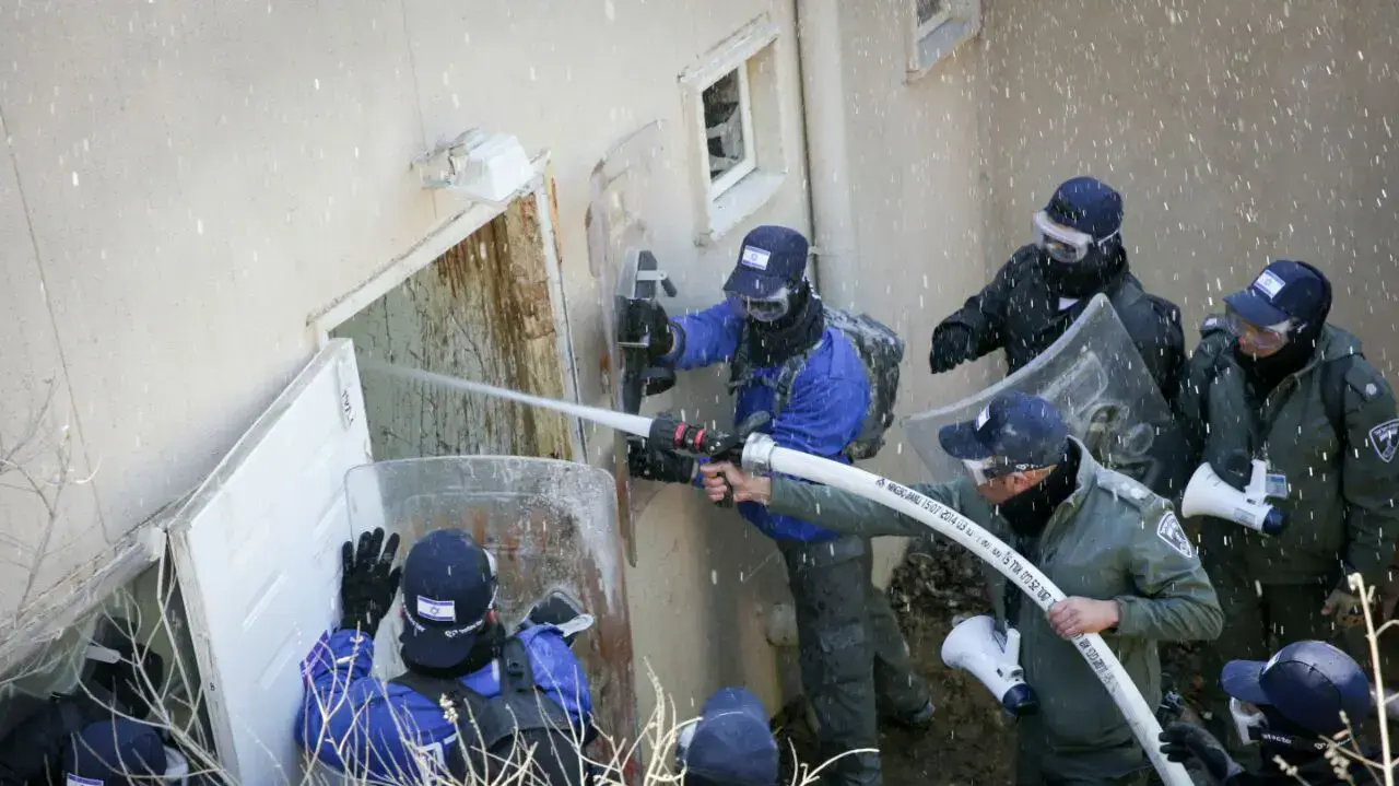 שוטרים פורצים בית הכנסת בו מתבצרים מתנגדי פינוי המאחז עמונה, 2 בפברואר 2017 שוטרים פורצים בית הכנסת בו מתבצרים מתנגדי פינוי המאחז עמונה, 2 בפברואר 2017