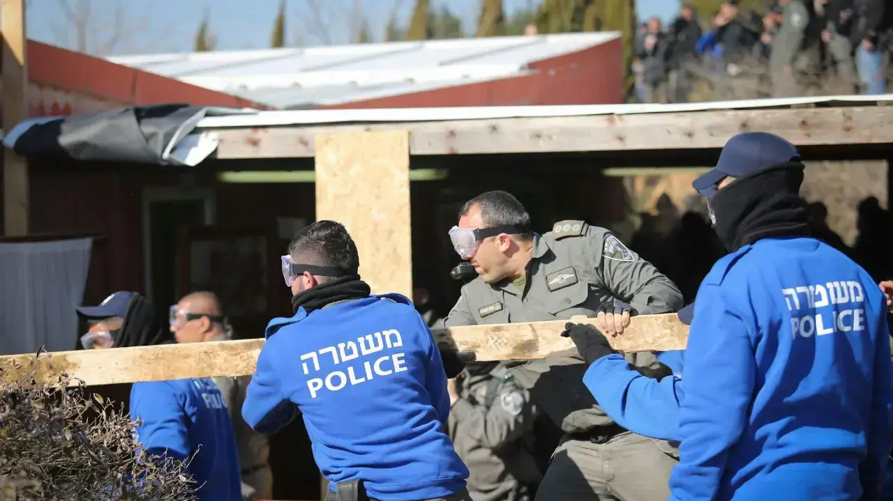 שוטרים פורצים בית הכנסת בו מתבצרים מתנגדי פינוי המאחז עמונה, 2 בפברואר 2017 שוטרים פורצים בית הכנסת בו מתבצרים מתנגדי פינוי המאחז עמונה, 2 בפברואר 2017