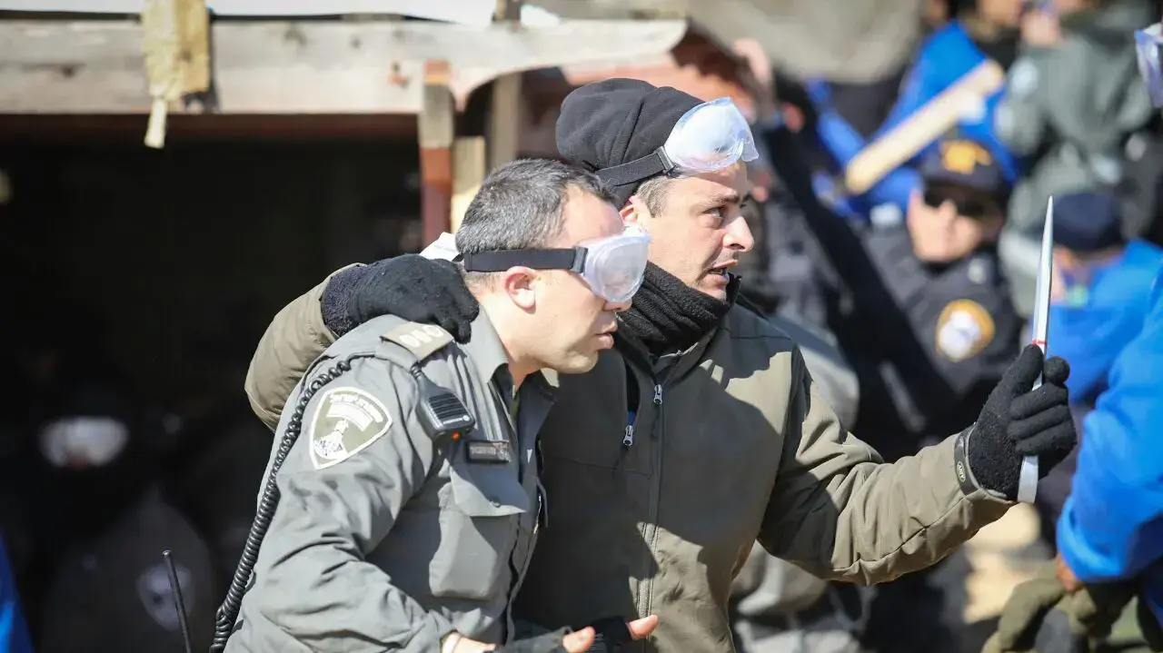 שוטר פצוע בבית הכנסת בו מתבצרים מתנגדי פינוי המאחז עמונה, 2 בפברואר 2017 שוטר פצוע בבית הכנסת בו מתבצרים מתנגדי פינוי המאחז עמונה, 2 בפברואר 2017