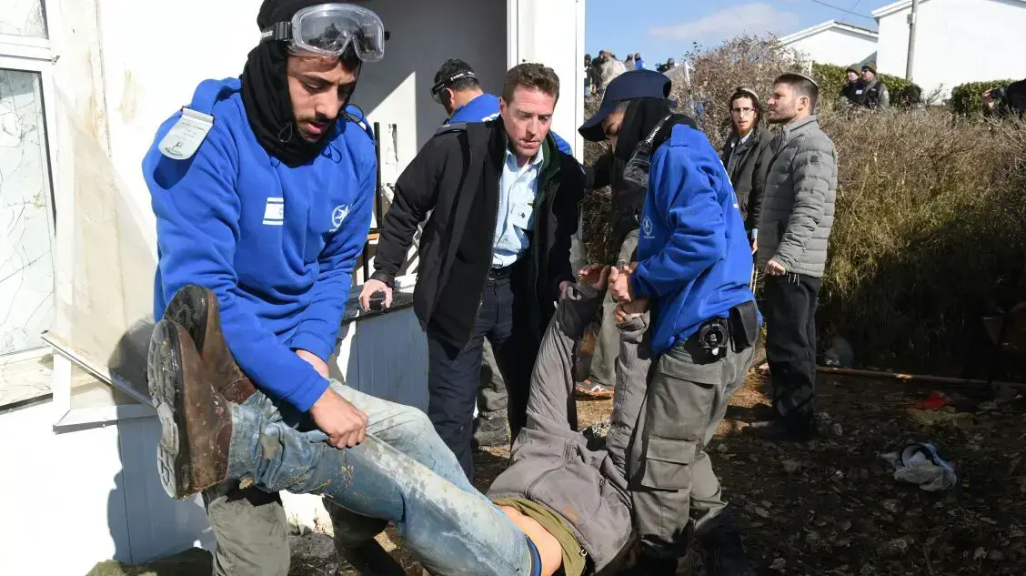 פינוי בית הכנסת המבוצר במאחז עמונה תוך כדי עימותים עם השוטרים, 2 בפברואר 2017 פינוי בית הכנסת המבוצר במאחז עמונה תוך כדי עימותים עם השוטרים, 2 בפברואר 2017
