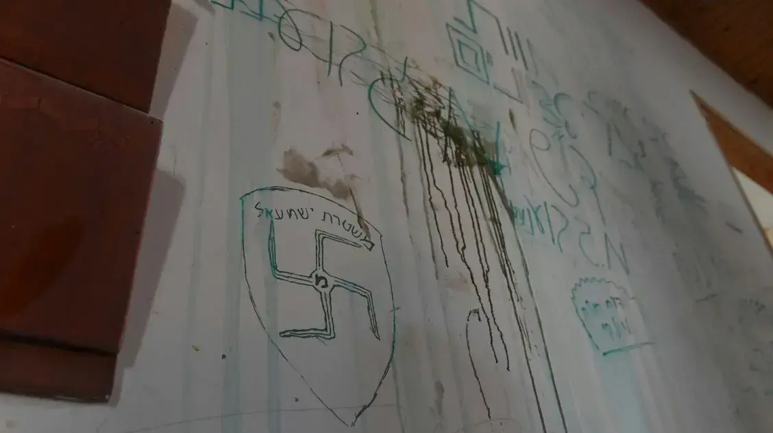 כתובות של ציונאצים ומשטרת ישמעאל בגנות משטרת ישראל בבית הכנסת שפונה במאחז עמונה, 2 בפברואר 2017 כתובות של ציונאצים ומשטרת ישמעאל בגנות משטרת ישראל בבית הכנסת שפונה במאחז עמונה, 2 בפברואר 2017