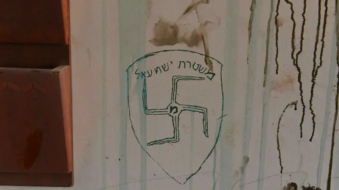 כתובות של ציונאצים ומשטרת ישמעאל בגנות משטרת ישראל בבית הכנסת שפונה במאחז עמונה, 2 בפברואר 2017