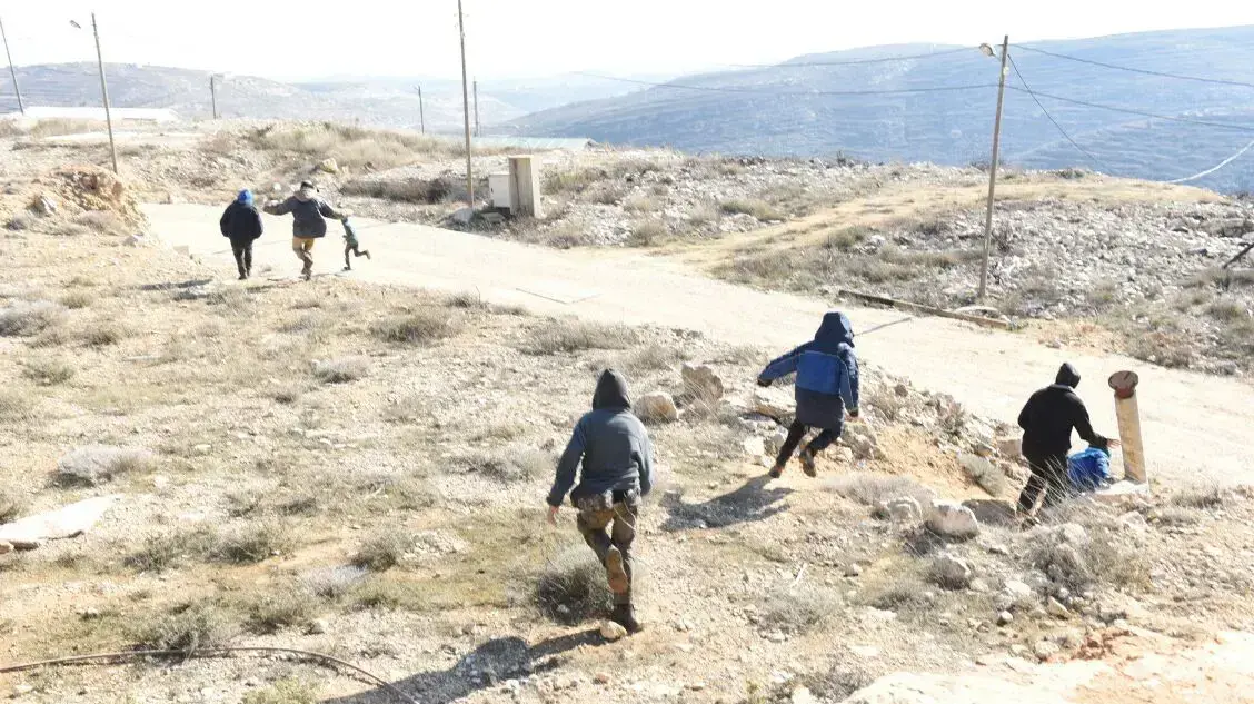 נערים שהתנגדו לפינוי המאחז עמונה והתבצרו בבית הכנסת במאחז בורחים מפני שוטרים, 2 בפברואר 2017 נערים שהתנגדו לפינוי המאחז עמונה והתבצרו בבית הכנסת במאחז בורחים מפני שוטרים, 2 בפברואר 2017