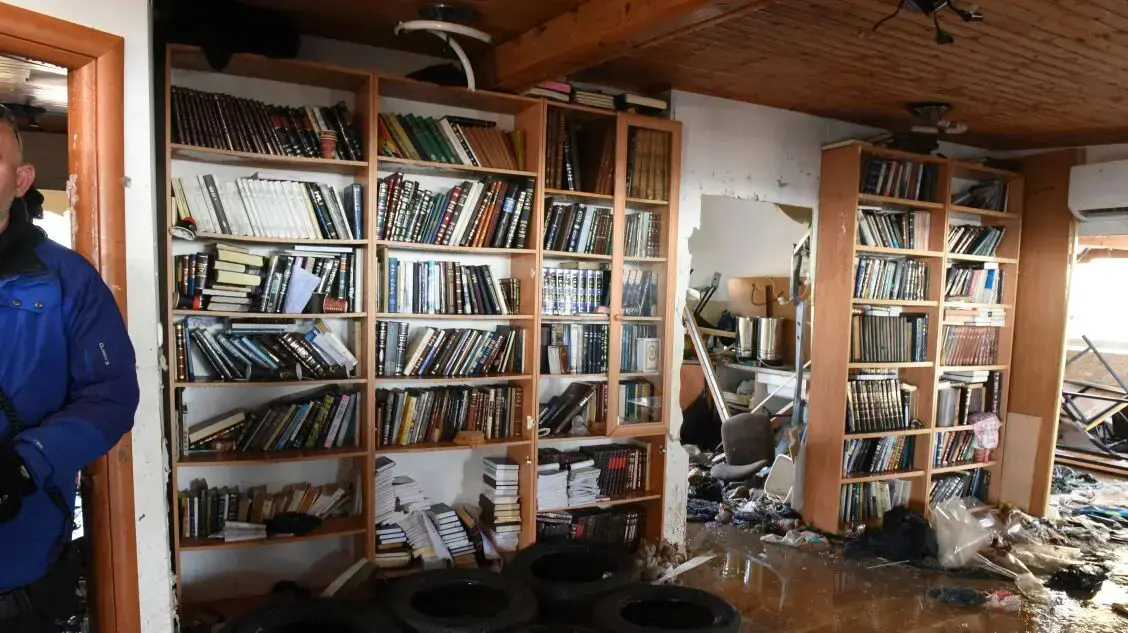 בית הכנסת בו התבצרו מתנגדי פינוי עמונה, 2 בפברואר 2017 בית הכנסת בו התבצרו מתנגדי פינוי עמונה, 2 בפברואר 2017