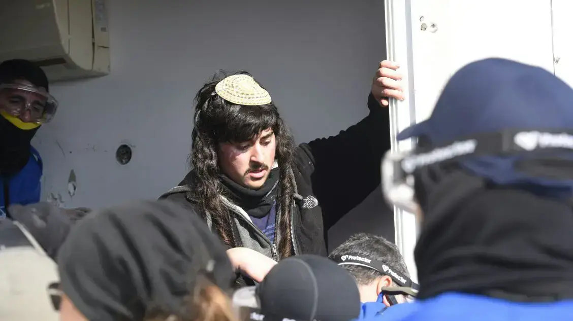 פינוי בית הכנסת המבוצר במאחז עמונה תוך כדי עימותים עם השוטרים, 2 בפברואר 2017 פינוי בית הכנסת המבוצר במאחז עמונה תוך כדי עימותים עם השוטרים, 2 בפברואר 2017