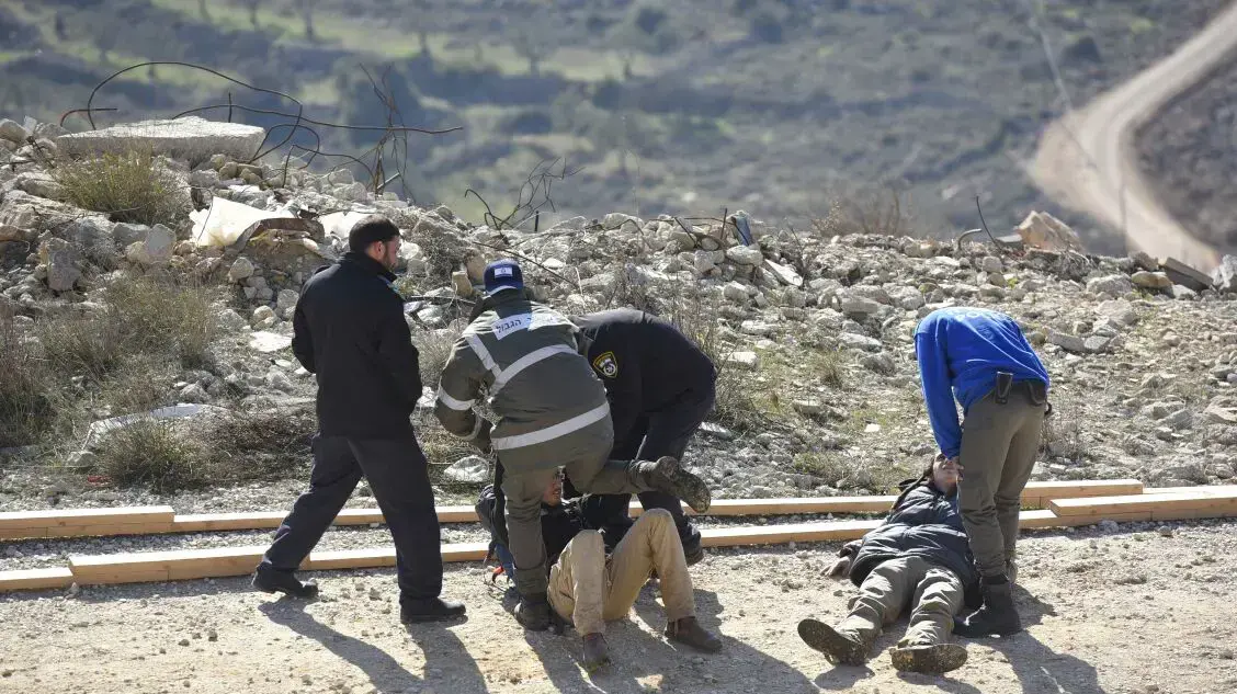 פינוי בית הכנסת המבוצר במאחז עמונה תוך כדי עימותים עם השוטרים, 2 בפברואר 2017 פינוי בית הכנסת המבוצר במאחז עמונה תוך כדי עימותים עם השוטרים, 2 בפברואר 2017