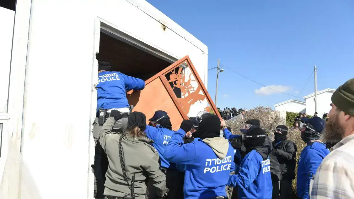 פינוי בית הכנסת המבוצר במאחז עמונה תוך כדי עימותים עם השוטרים, 2 בפברואר 2017 פינוי בית הכנסת המבוצר במאחז עמונה תוך כדי עימותים עם השוטרים, 2 בפברואר 2017