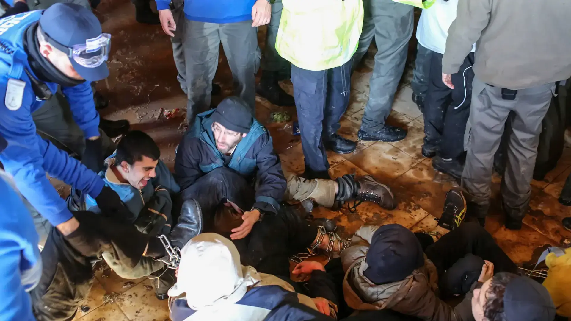 עימותים עם שוטרים במהלך פינוי המאחז עמונה. פברואר 2017 עימותים עם שוטרים במהלך פינוי המאחז עמונה. פברואר 2017
