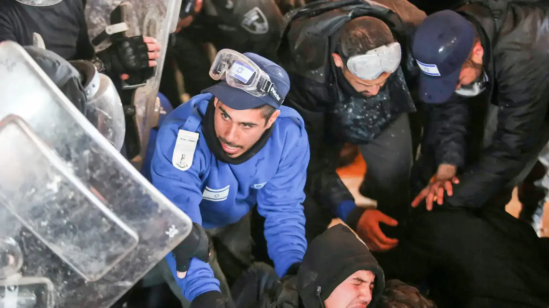 עימותים עם שוטרים במהלך פינוי המאחז עמונה. פברואר 2017 עימותים עם שוטרים במהלך פינוי המאחז עמונה. פברואר 2017