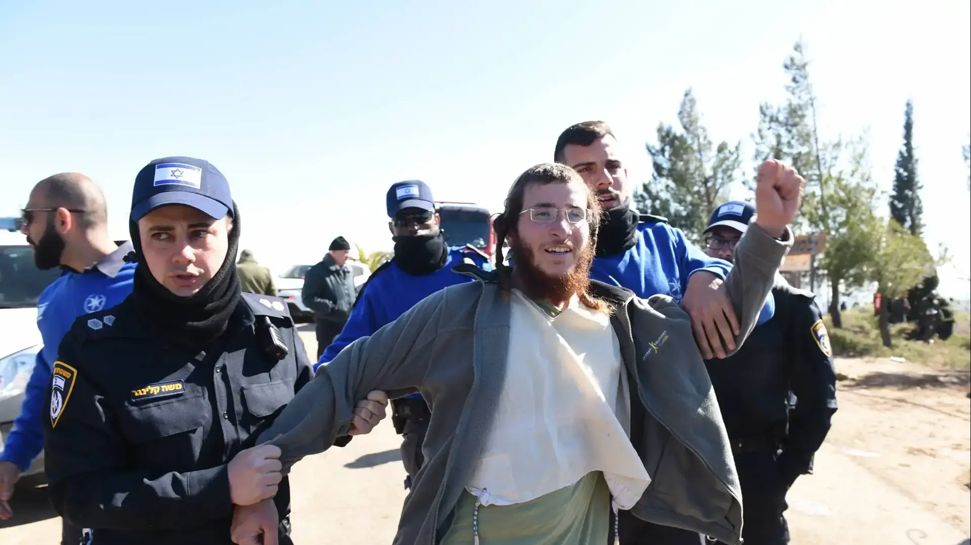 עימותים עם שוטרים במהלך פינוי המאחז עמונה. פברואר 2017 עימותים עם שוטרים במהלך פינוי המאחז עמונה. פברואר 2017