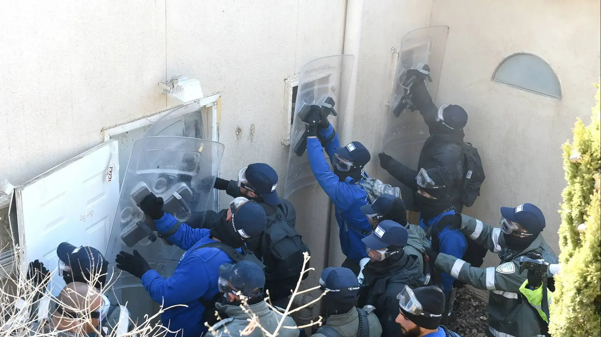 עימותים עם שוטרים במהלך פינוי המאחז עמונה. פברואר 2017 עימותים עם שוטרים במהלך פינוי המאחז עמונה. פברואר 2017