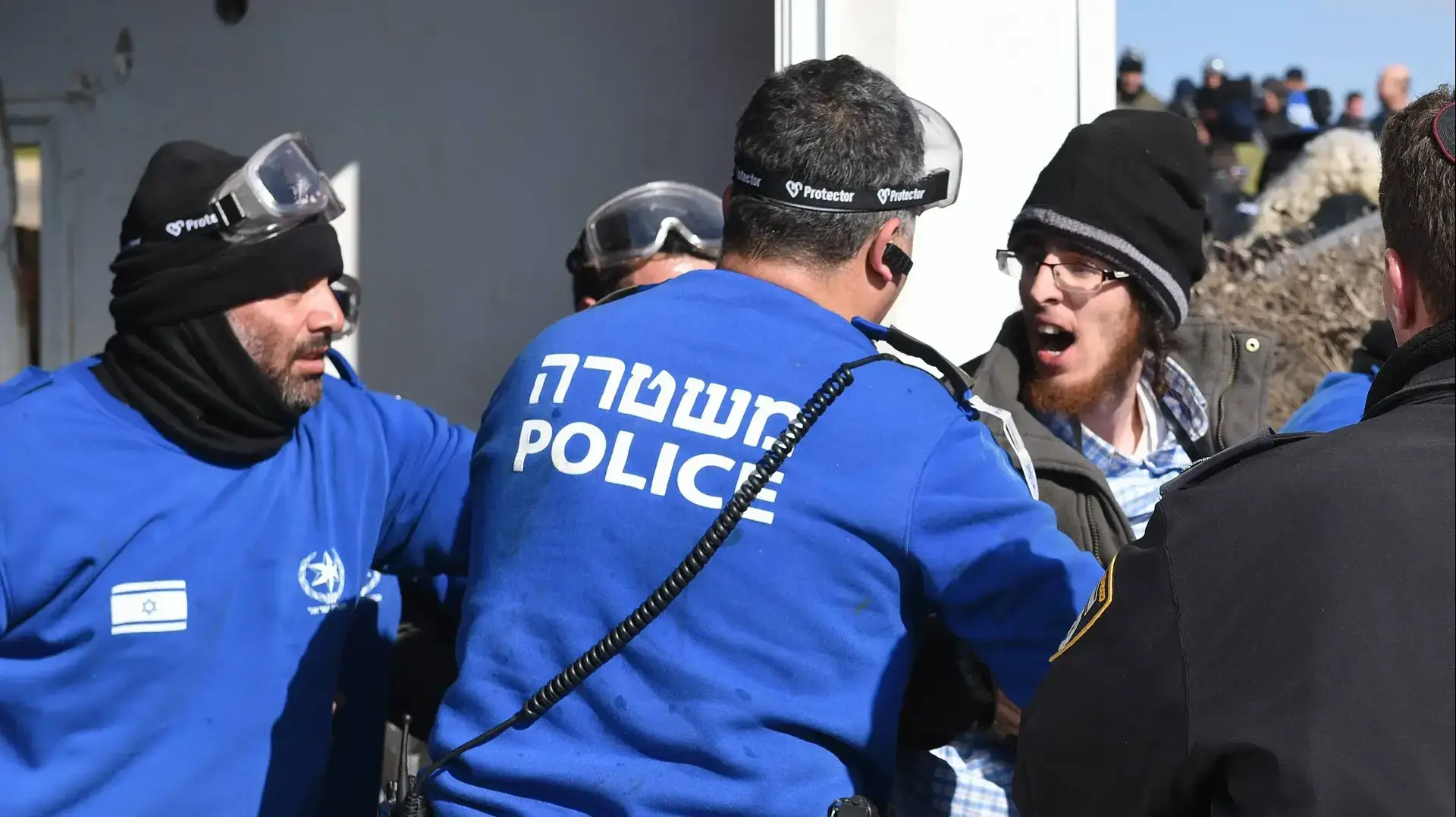 עימותים עם שוטרים במהלך פינוי המאחז עמונה. פברואר 2017 עימותים עם שוטרים במהלך פינוי המאחז עמונה. פברואר 2017