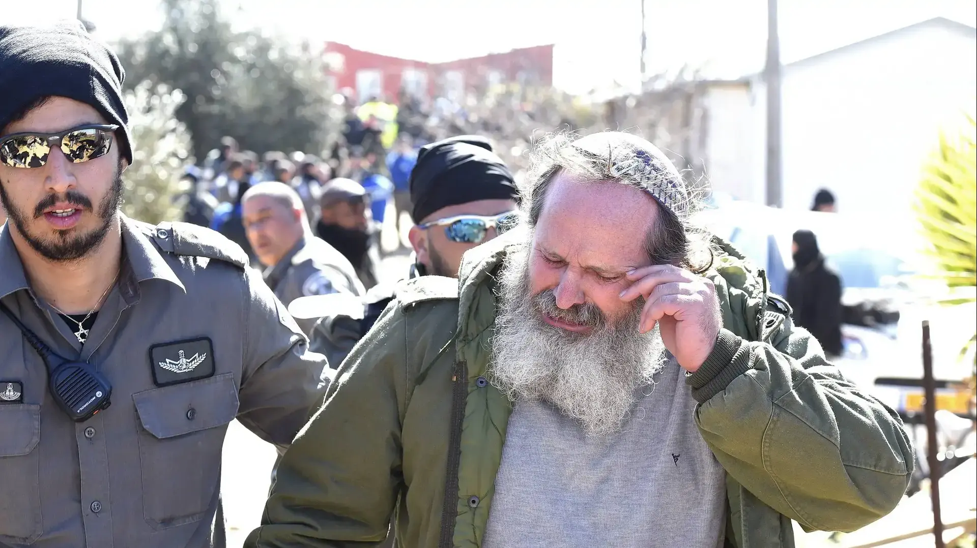 עימותים עם שוטרים במהלך פינוי המאחז עמונה. פברואר 2017 עימותים עם שוטרים במהלך פינוי המאחז עמונה. פברואר 2017