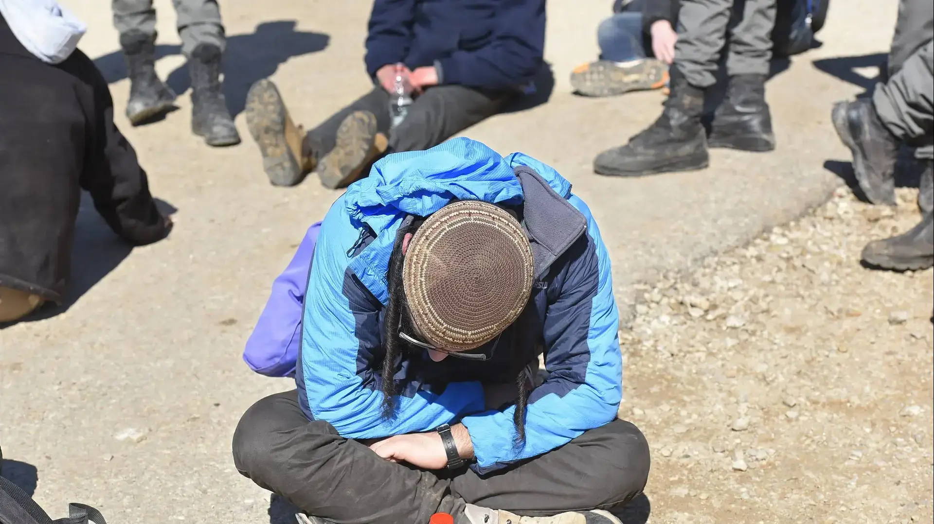 עימותים עם שוטרים במהלך פינוי המאחז עמונה. פברואר 2017 עימותים עם שוטרים במהלך פינוי המאחז עמונה. פברואר 2017
