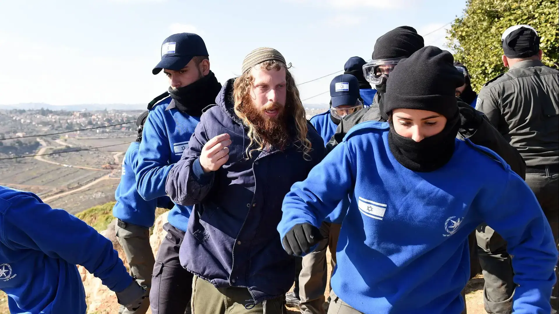 עימותים עם שוטרים במהלך פינוי המאחז עמונה. פברואר 2017 עימותים עם שוטרים במהלך פינוי המאחז עמונה. פברואר 2017