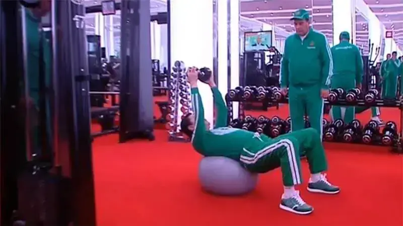 נשיא טורקמניסטן גורבנגולי ברדימוחמדוב בחדר הכושר, ינואר 2017 נשיא טורקמניסטן גורבנגולי ברדימוחמדוב בחדר הכושר, ינואר 2017