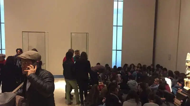 מבקרים נצורים במוזיאון הלובר לאחר הירי באדם חשוד, צרפת 3 בפברואר 2017 מבקרים נצורים במוזיאון הלובר לאחר הירי באדם חשוד, צרפת 3 בפברואר 2017