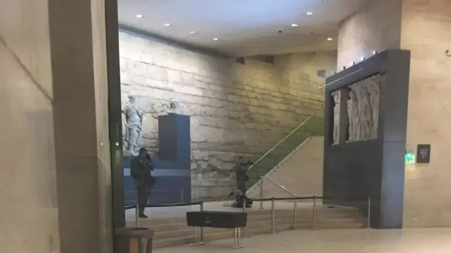 המחבל שניסה לדקור חיילים ליד מוזיאון הלובר שבפריז, בירת צרפת, לאחר שנוטרל, פברואר 2017 המחבל שניסה לדקור חיילים ליד מוזיאון הלובר שבפריז, בירת צרפת, לאחר שנוטרל, פברואר 2017