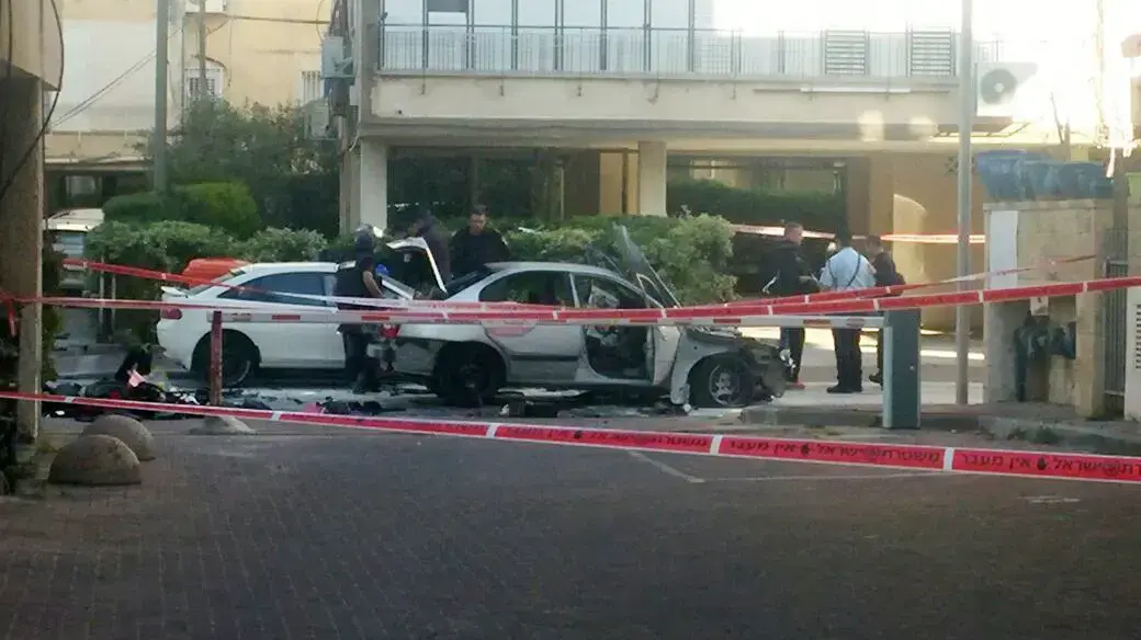 אב וארבעת ילדיו נפצעו בפיצוץ רכב בחולון אב וארבעת ילדיו נפצעו בפיצוץ רכב בחולון