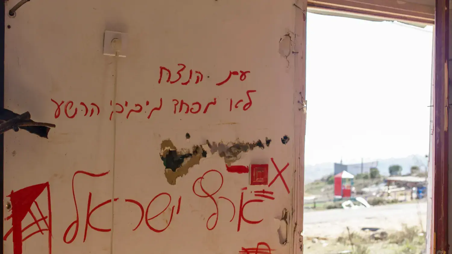 תושבי עמונה אורזים את הציוד לאחר הפינוי, פברואר 2017 תושבי עמונה אורזים את הציוד לאחר הפינוי, פברואר 2017