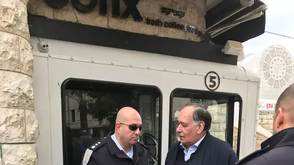 כוחות כיבוי וראש העירייה יונה יהב בשריפה שפרצה בכרמלית בחיפה, 4 בפברואר 2017 כוחות כיבוי וראש העירייה יונה יהב בשריפה שפרצה בכרמלית בחיפה, 4 בפברואר 2017