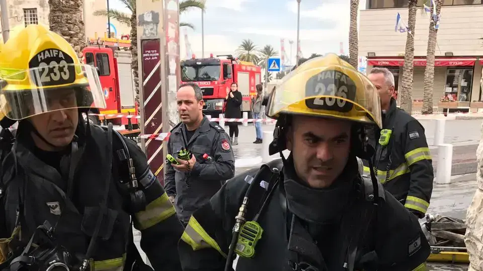 כוחות כיבוי וראש העירייה יונה יהב בשריפה שפרצה בכרמלית בחיפה, 4 בפברואר 2017 כוחות כיבוי וראש העירייה יונה יהב בשריפה שפרצה בכרמלית בחיפה, 4 בפברואר 2017
