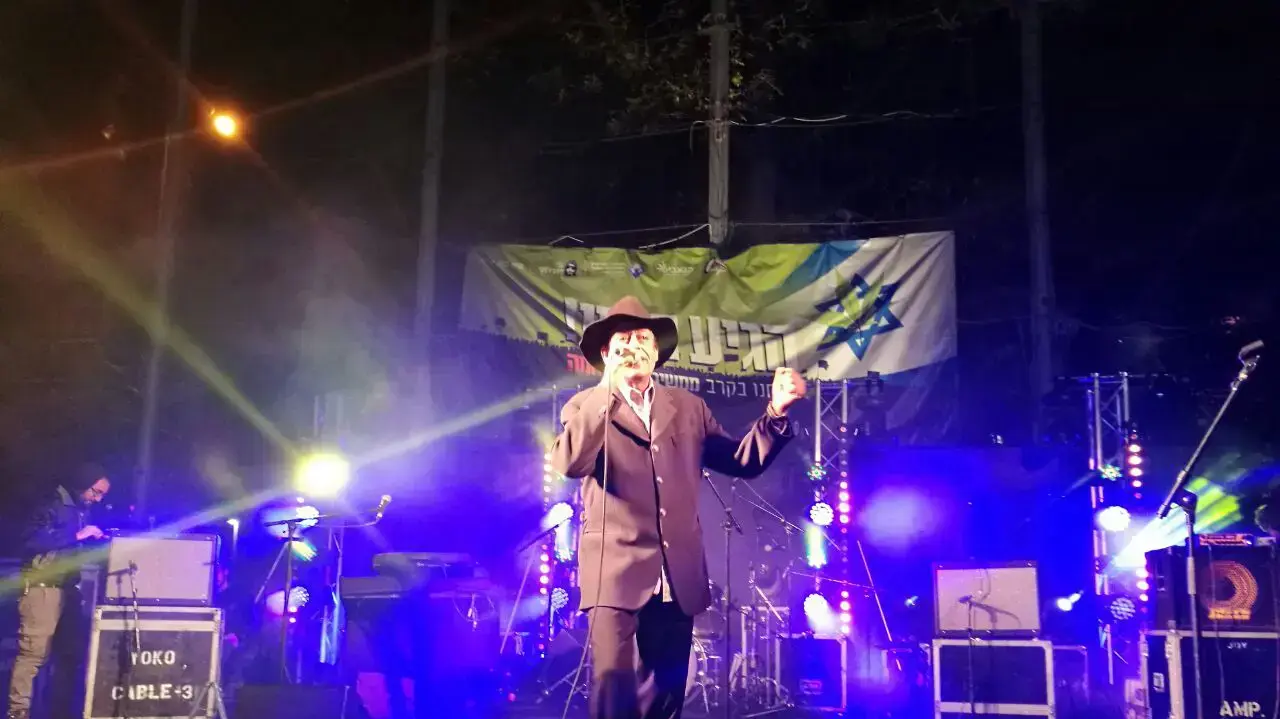 הזמר שימי תבורי על במת הפגנה בעד לגליזציה של סמים קלים בתל אביב. 4 בפברואר 2017 הזמר שימי תבורי על במת הפגנה בעד לגליזציה של סמים קלים בתל אביב. 4 בפברואר 2017