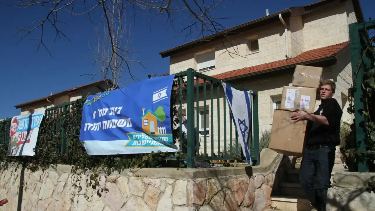 אורזים ומפנים את הציוד בבתים המיועדים להריסה בעופרה, 5 בפברואר 2017 אורזים ומפנים את הציוד בבתים המיועדים להריסה בעופרה, 5 בפברואר 2017