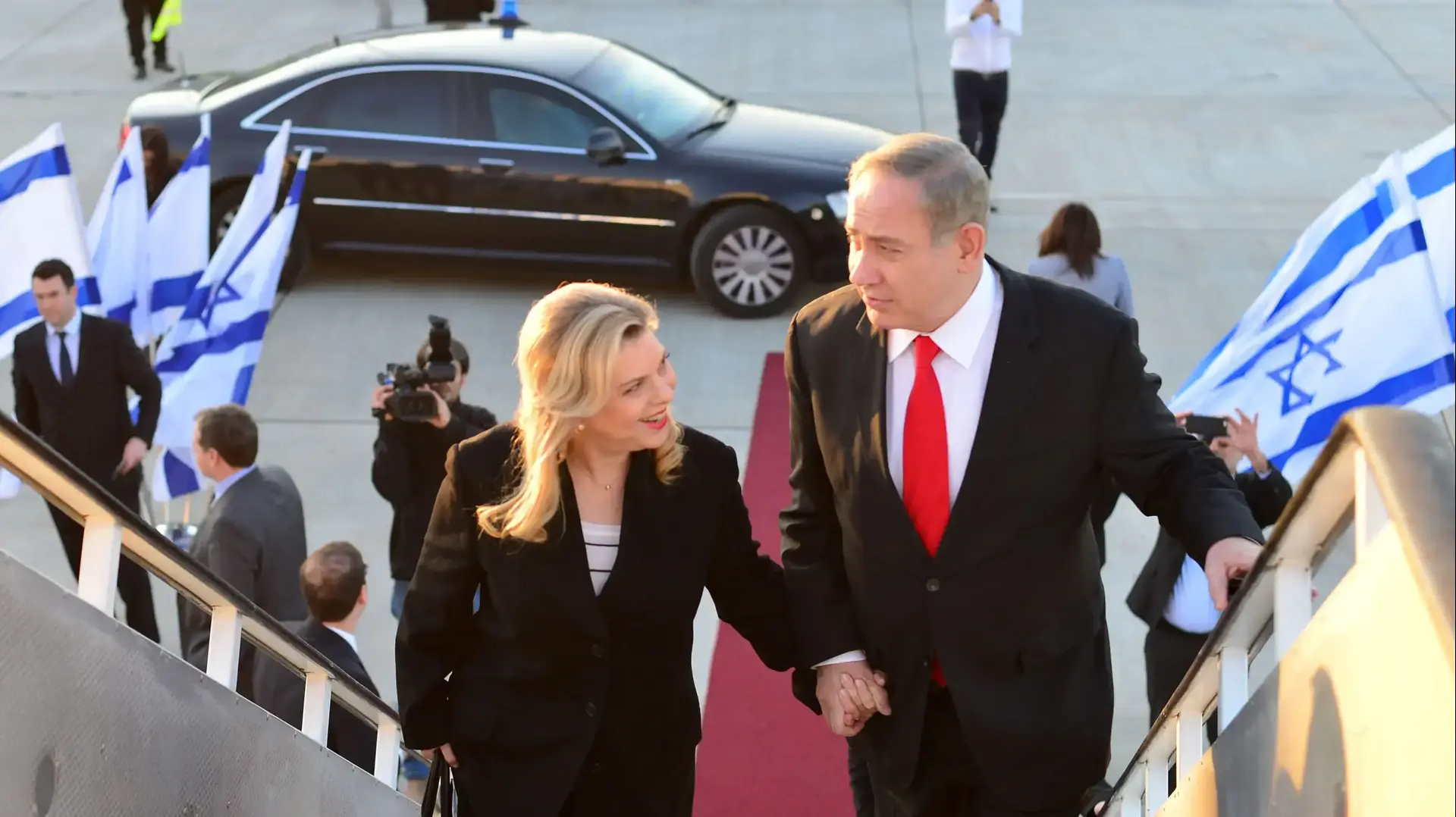 ראש הממשלה בנימין נתניהו ורעייתו שרה בשדה התעופה בן גוריון יוצא לביקור מדיני בלונדון, 5 בפברואר 2017 ראש הממשלה בנימין נתניהו ורעייתו שרה בשדה התעופה בן גוריון יוצא לביקור מדיני בלונדון, 5 בפברואר 2017