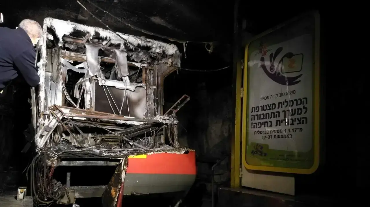 קרון שרוף בכרמלית בחיפה, 5 בפברואר 2017 קרון שרוף בכרמלית בחיפה, 5 בפברואר 2017