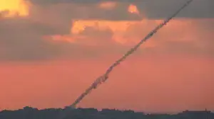 עשן בנתיב שיגור רקטה מרצועת עזה, אוגוסט 2014 עשן בנתיב שיגור רקטה מרצועת עזה, אוגוסט 2014