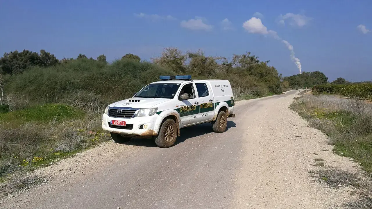 רכב משטרתי מחפש אחרי נפילה לאחר צבע אדום בסמוך לקיבוץ זיקים, 6 בפברואר 2017