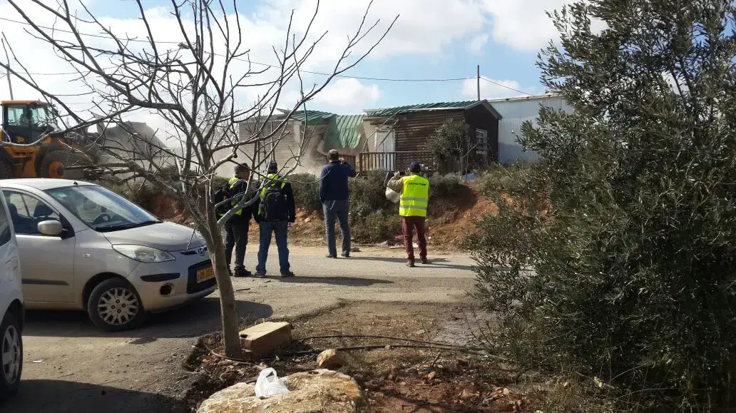פינוי מבנים מהמאחז עמונה לאחר פינוי המשפחות והמפגינים, 6 בפברואר2017 פינוי מבנים מהמאחז עמונה לאחר פינוי המשפחות והמפגינים, 6 בפברואר2017