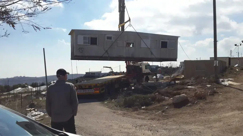 פינוי מבנים מהמאחז עמונה לאחר פינוי המשפחות והמפגינים, 6 בפברואר2017 פינוי מבנים מהמאחז עמונה לאחר פינוי המשפחות והמפגינים, 6 בפברואר2017