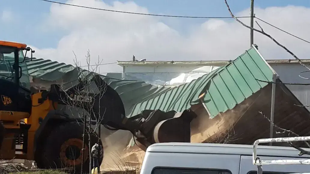 פינוי מבנים מהמאחז עמונה לאחר פינוי המשפחות והמפגינים, 6 בפברואר2017 פינוי מבנים מהמאחז עמונה לאחר פינוי המשפחות והמפגינים, 6 בפברואר2017